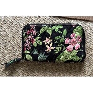 Vera Bradley Zip Around Wallet / Clutch in Happy Snail Pattern “8 x 4.5 x 1/2”